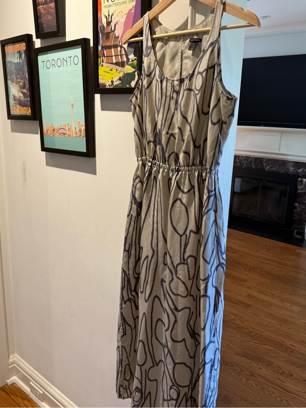 Club Monaco 100% Silk Sleeveless Gray Abstract Print Maxi Dress, fully lined.